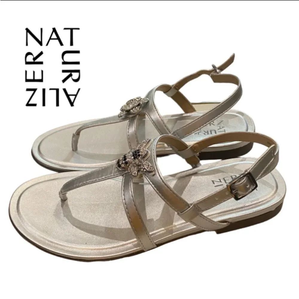 NATURALIZER Tilly Silver Metallic Flower Bee Rhinestone Thong Sandals NEW 6 6W